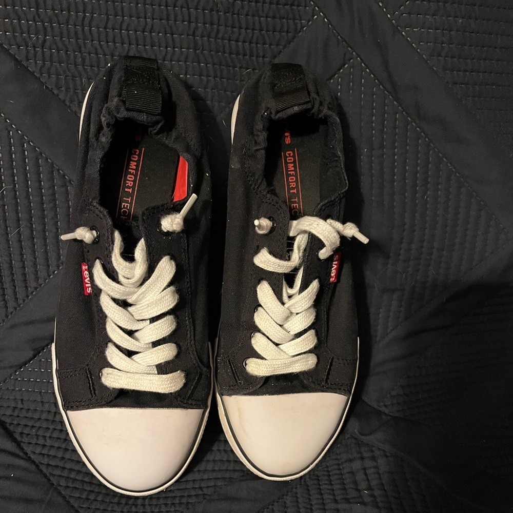 EUC CUTE LEVI SLIP ON SIZE 8.5